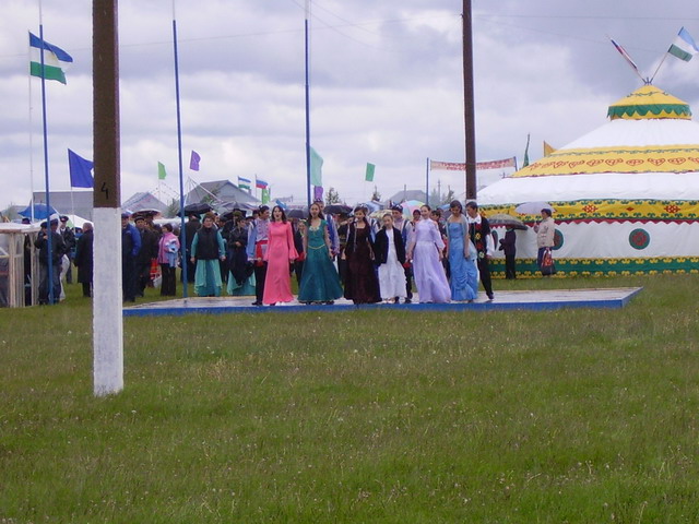 Участники под дождем